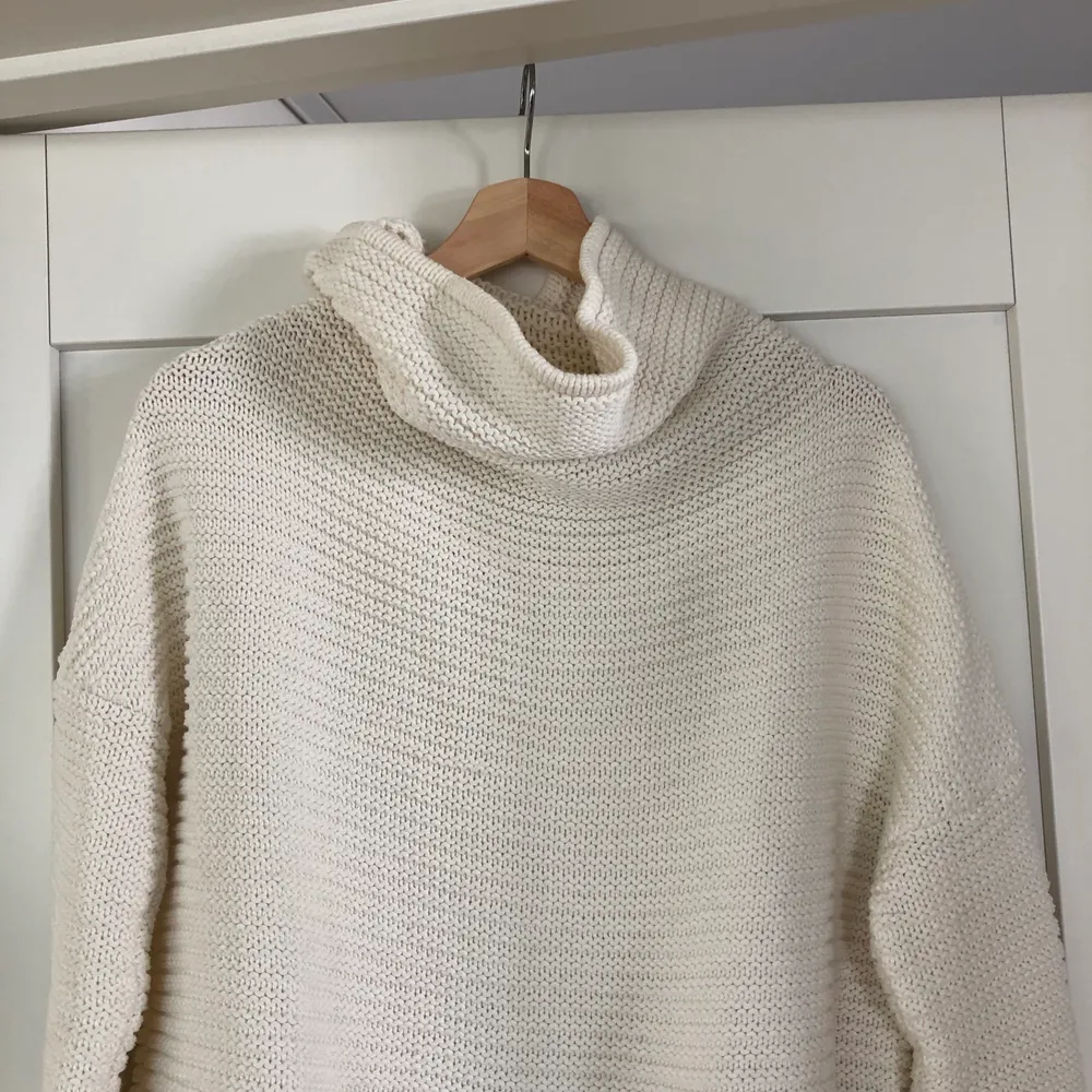 Säljer denna vita stickade tröja med polokrage från Dr Denim! Tröjan är sparsamt använd, något nopprig på insidan men annars bra skick. Perfekt till höst och vinter. Köparen står för frakten! 🤍. Stickat.