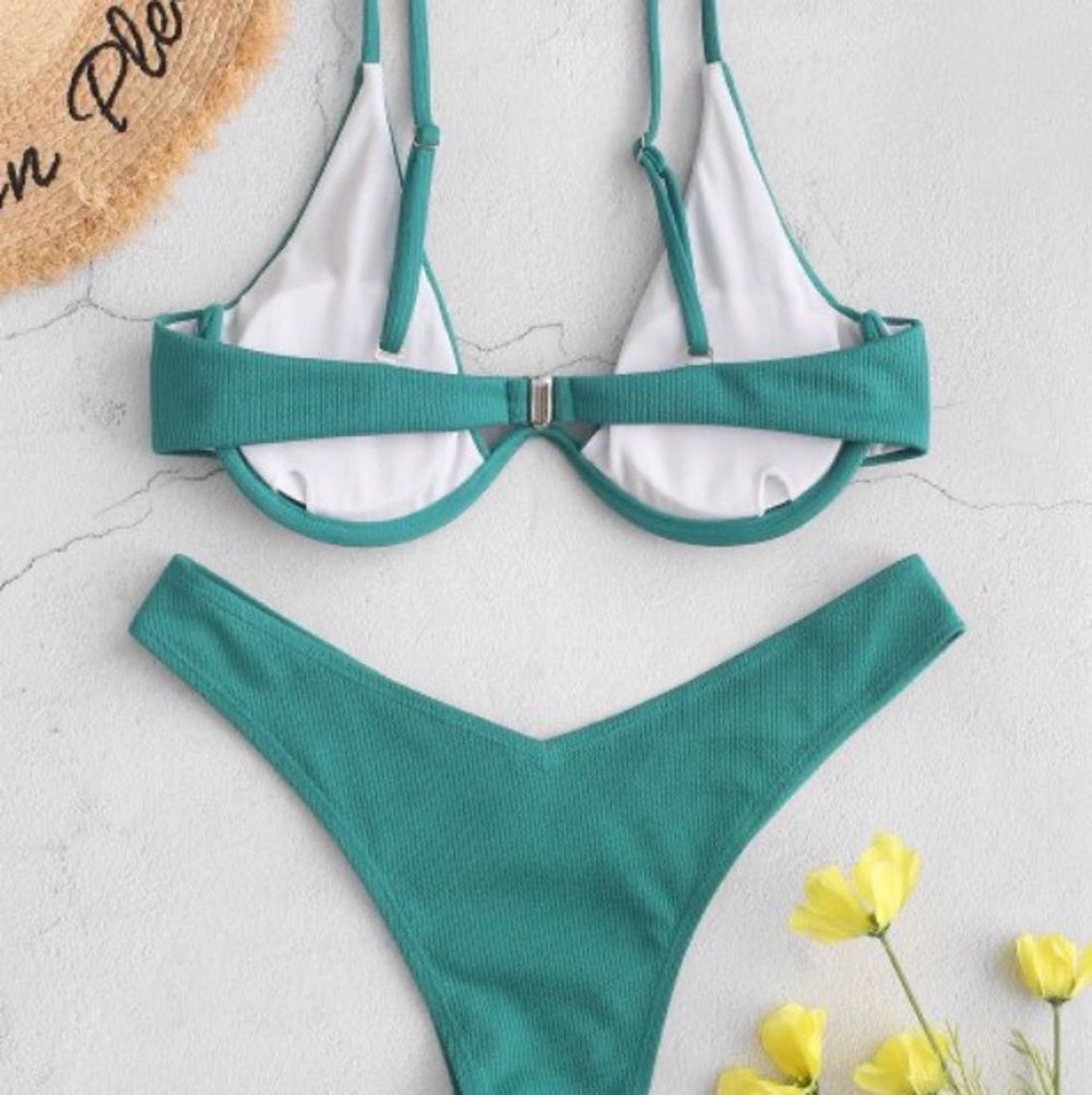 Helt oanvänd bikini från Zaful. Råkade beställa två så den är inte upplockad ur påsen. Färgen heter ”Sea turtle green” . Övrigt.
