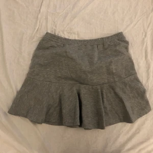 Söt kort kjol från zara! - Köpte de från zaras barnavdelning för några år sen. Klippte av snörena men de syns inte så mycket! Knappt använd och bra skick annars :)