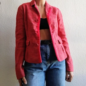 Röd Vibtage Kavaj/Kavaj Jacka - Vintage Kavaj från Oliver Strelli i storlek 36.  Den är använd men i fortfarande i gott skick