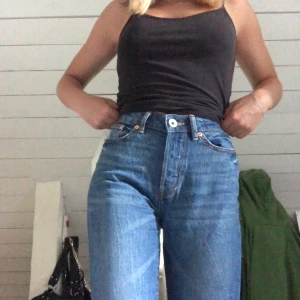 Mörkblåa 80-90tal jeans - Skitsnygga 80-90tal jeans. Nypris 400kr. Kan mötas upp i Stockholm annars står köparen för frakt💞