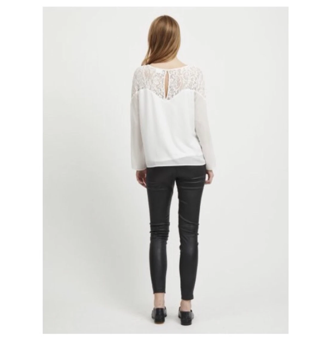 Vit blus med spets  - 90