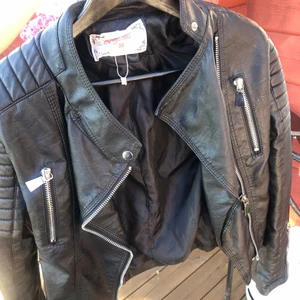 Skinnjacka - Säljer en skinnjacka ifrån Chiquelle i storlek 38(dock är de väldigt små så om du i vanliga fall har 36 eller under borde den passa bra)💞💞 inte använd mycket och är i bra skick!💗 köpare står för frakt✨