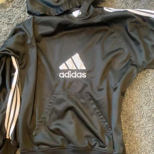 Adidas - Adidas hoodie/ tjocktröja. Säljer för den inte kommer till nån användning. Kan även släppa billigt vid snabbaffär