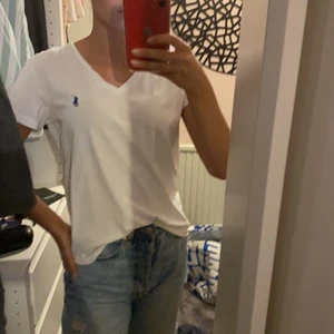 Ralph Lauren t-shirt - Säljer min fina vita Ralph Lauren t-shirt med ett mörkblått märke. Det står M men skulle säga att den är mer som S. Köparen står för frakt eller så kan vi mötas upp. 💕💕