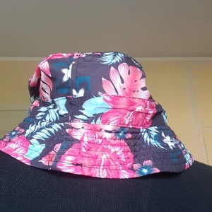 Buckethat säljes - Denna färgglada bucket hat säljes pga aldrig enstaka gång på flera år. Kommer från stadium och passar vuxna. 