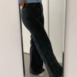 Skitsnygga vida gråa jeans med knappar längst benet. Bra skick och skönt material. Säljer de eftersom ja har för många jeans. 