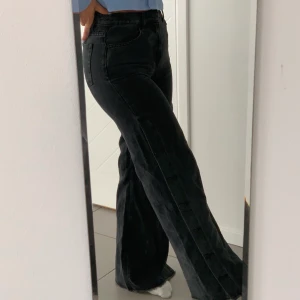Vida jeans - Skitsnygga vida gråa jeans med knappar längst benet. Bra skick och skönt material. Säljer de eftersom ja har för många jeans. 