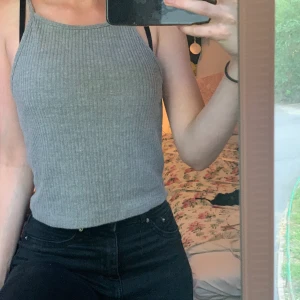 Topp - Topp ifrån brandy Melville, skulle säga att den är Xs/S.