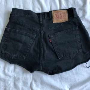 Levi’s shorts! - Supersnygga Levis shorts! W30 men jag har vanligtvis 27 och de sitter prima på mig! köparen står för frakt;)