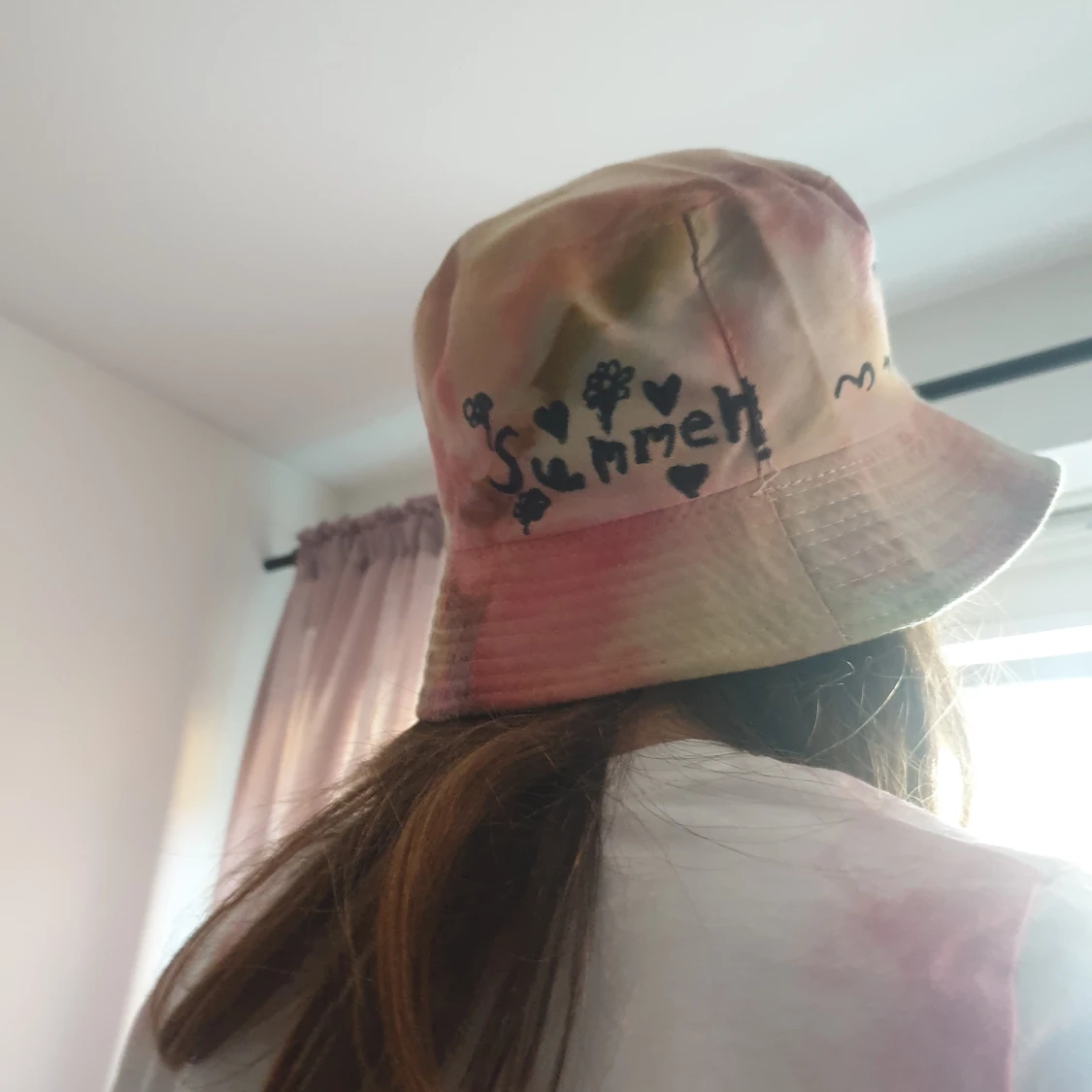 Solhatt med tie die färg och det är bud  - 91