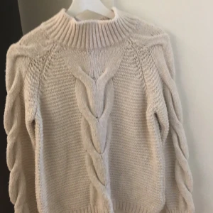 Bik Bok stickad  - Fin naturlig stickad tröja från bik bok, riktigt mysig och fin till hösten. Användbar