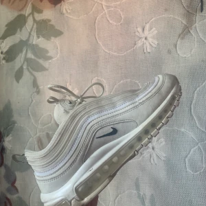 Airmax 97  - airmax 97, storlek 40.5. små i storleken, limited edition och står "airmax" över skon när man har blixt mot den. 400 kr MED frakt