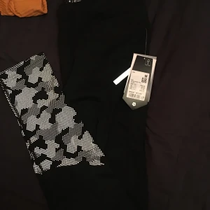 Träningstights - Helt nya med prislapp, nypris 399kr