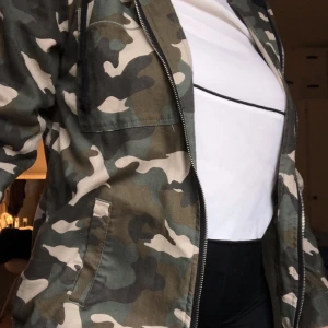 Jacka - Säljer denna jacka med militärmönster, den är använd endast en gång och kommer inte komma till användning igen