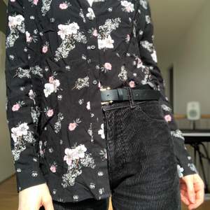 Snygg svart skjorta i bomullstyg med blommigt mönster!!🌸🌺🌼