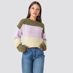 En skön stickad tröja från na-kd som passar perfekt inför hösten eller en sen sommarkväll.  - Storlek:xxs men passar för en XS eller S. Förpris:499kr köparen står för frakt 