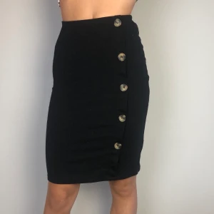 Svart kjol  - Använd sparsamt, buda i kommentarerna eller medela mig:)