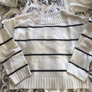 Randig stickad tröja! - Säljer denna randiga skönhet som är lite bredare i modellen vilket jag tycker är jättesnyggt! Säljer pga. Behöver mer plats i garderoben! Använd en del men ändå i bra skick.  Frakt 63kr:)♡ 