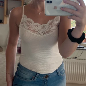 Linne strl xs - Super gulligt linne som är super skönt och jätte fint med spetts detaljen