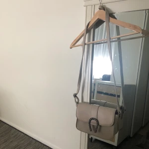 Beige väska - Beige axelremsväska från Ur&Pen. Aldrig använt, därmed bra skick. Frakt förekommer, kan mötas i Göteborg. För fler frågor och bilder kontakta mig!