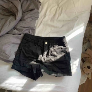  - Vanliga svarta jeanshorts, knappt använda💕