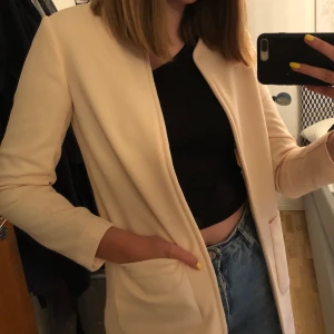 Fin vårkappa💗 - Säljer en jätte fin ljusrosa kappa ifrån hm som är helt oanvänd💗 Den är ganska tunn så perfekt till sommaren eller till våren (köpare står för frakt) 💫