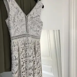 Hej,  Jag säljer en By Malina klänning som är ljusblå/grå i färgen i storlek small. Säljer den för 500kr inklusive frakt. 