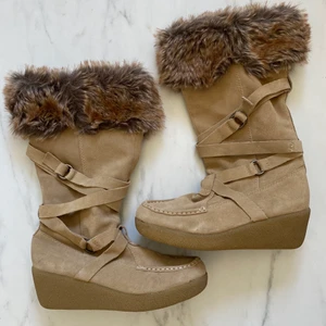 REPORT USA stovlar i Äkta beige mocka!  - Oandvänd stovlar i äkta mocka och fuskpäls från amerikanskt sko märke REPORT USA storlek US 10/ EU 40.  Köpte I USA. 