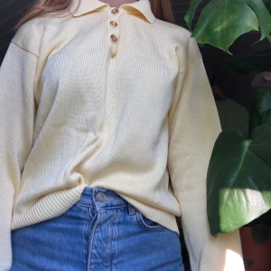 En honungsfärgad tröja/kofta - En gul kofta/ tröja med guldknappar Vid kragen. Plagget är köpt på second hand och har sällan använts av mig. Den har storleken Small