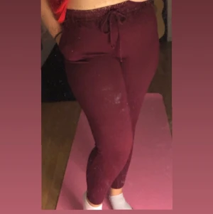 Fina typ (kostym/mjukis byxor) - Jätte fina stretchiga kostymbyxor/mjukis i ett stretchigt material med snören fram och fickor bak, hör av dig för mer information, köparen står för frakt😊färg: vin röd