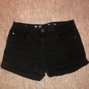Jeansshorts  - Lågmidjade jeansshorts från Cubus strl 36. Mycket sparsamt använda. Pris kan eventuellt diskuteras.   Möts upp eller fraktar, 50kr 