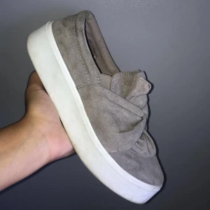 Twist Sneakers  - Ett par fina gråa sneakers i storlek 37😆 Dessa har tyvärr blivit för små för mig och därför säljer jag dessa. Tvättar skorna innan de skickas! Köpare står för frakt. Hör av er om frågor/ intresse!👍🏼