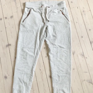 Grå mjukisar  - Sköna men snygga mjukisar! Passar en XS-M beroende på vad man önskar för passform. Slim fit, och balla detaljer. Bra byxor till ett bra pris💖