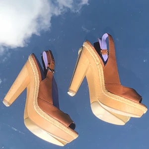 Sergio Rossi Klackskor - 🤎Nästan nya Sergio Rossi klackskor med platå. Köpta i Spanien. Klackhöjd: 14cm. Färg: Brun, lila sula. 