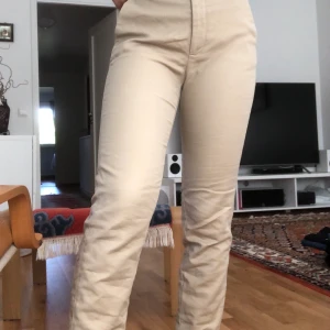 Kaki kostymbyxor från Zara, strl 34 - Fina kostymbyxor i beige från Zara. Fint skick men användes inte då jag har likadana. Behöver strykas men annars är de hela och fina🥰 110kr eller bud
