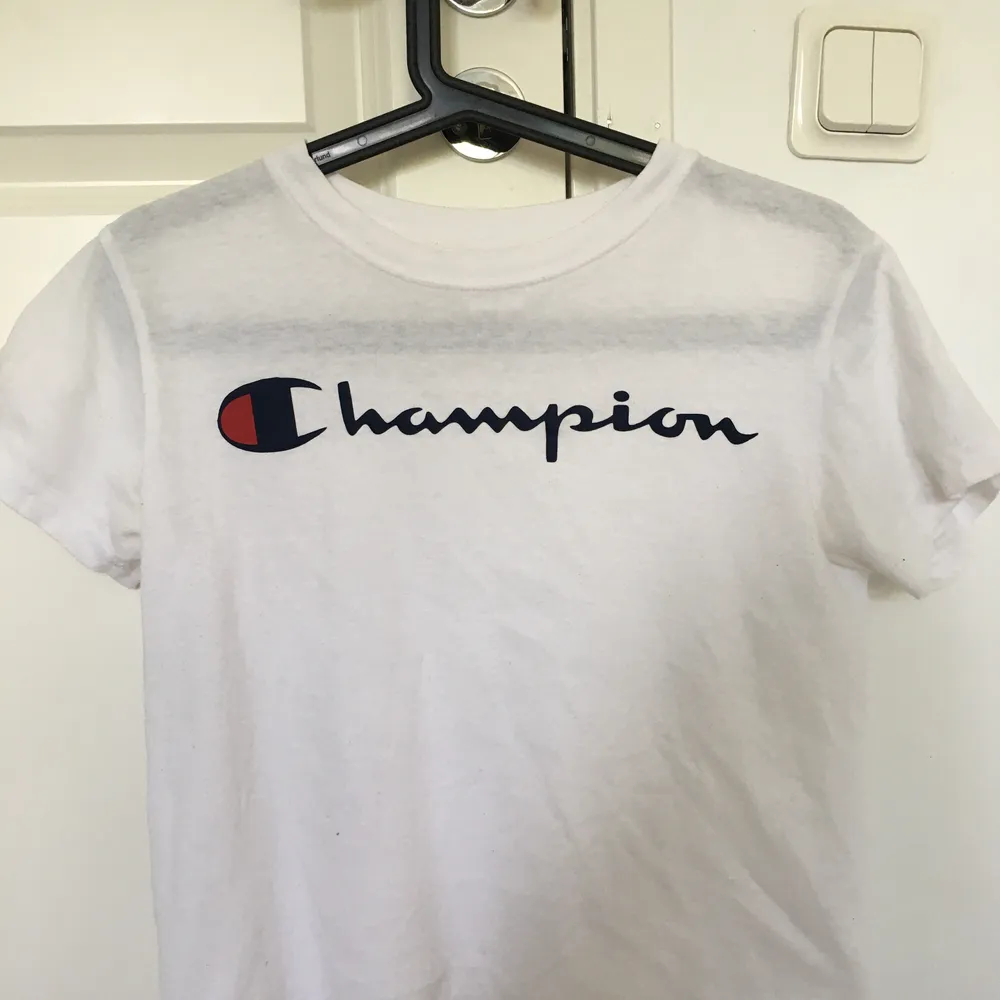 Vit Champions tshirt i storlek S. T-shirts.