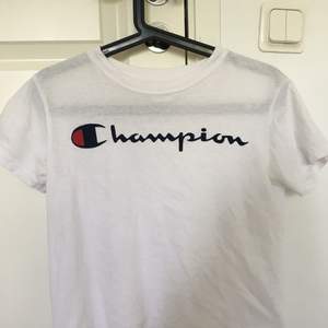 Vit Champions tshirt i storlek S