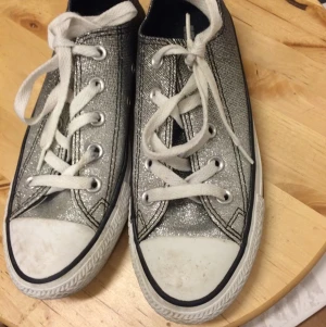  - Snygga glittriga converse i färgen svart och silver.
Köpt i England. 
Frakt tillkommer.
Skorna är i gott skick.

