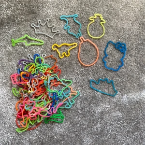 Gummisnoddar - Gummisnoddar/band (de populära samlarobjekten) i olika figurer och färger. Säljer då de bara tar plats❤️💕 priset är för alla snoddar