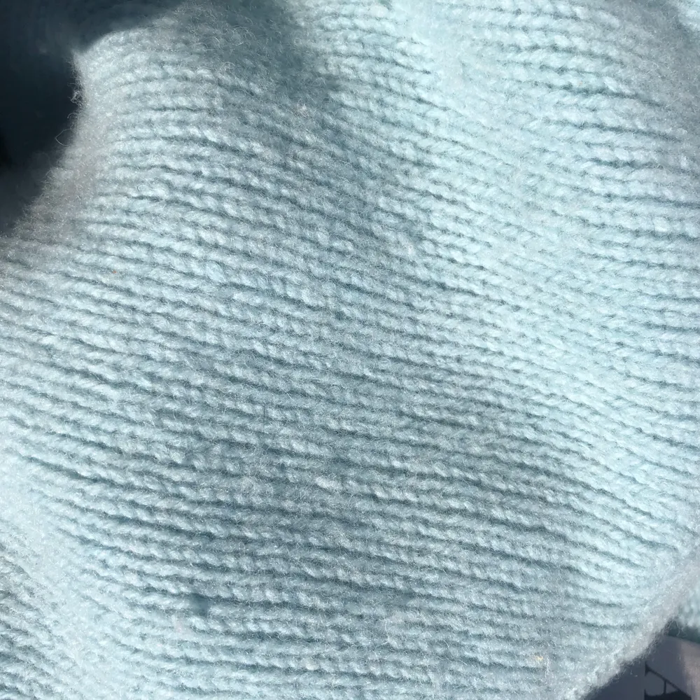 Stickad tröja från Acne i en pastel blå färg! Sista bilden visar mer hur färgen ser ut irl. Möts upp i Stockholm annars står köparen för frakt✨. Stickat.