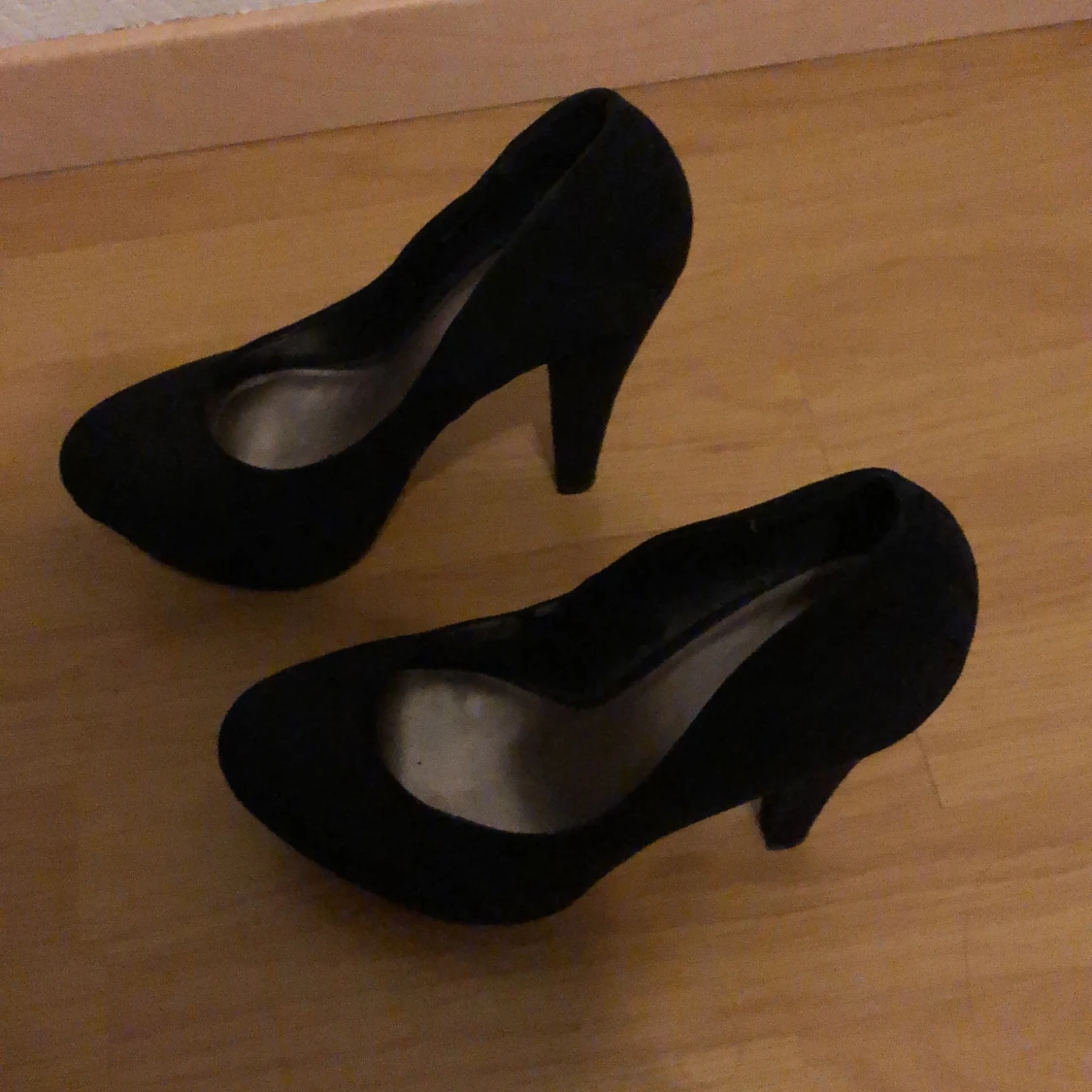Ett par svarta klackskor - 90
