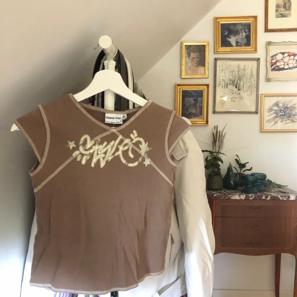 Säljer en ur snygg early 2000s vibe top<3 strl 134/140 barn, men passar XS/S, SOLD. Toppar.