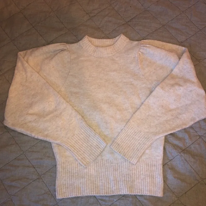En beige stickad tröja med ouffärmar från hm. Sällan använd men lite noppig i tyget.. Tröjor & Koftor.