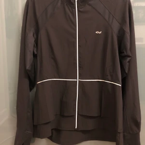 Röhnisch jacka  - Jackan är bara provad, så den är i nyskick. Storlek L. Tyget är lite stretchigt.