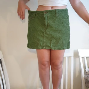  Manchester Kjol - Jättefin grön kjol i manchester. Dock för stor (se bildbild 1&2)