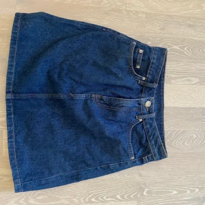 Denim kjol - Skitsnygg jeanskjol använd 2 ggr. Nypris 300