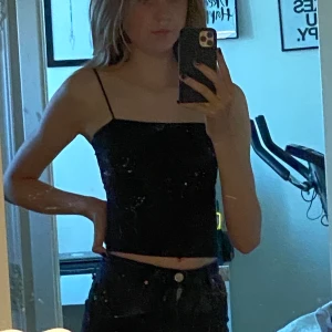 LINNE - Svart linne i storlek xs 🖤 Skitfint och matchar till allt 🤍 Knappt använt! 🔒  Kunden står för frakt! Från Gina tricot