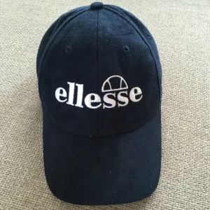 Ellesse-keps - Marinblå ellesse-keps som sitter väldigt fint på och har ellesse-märket på baksidan💙
