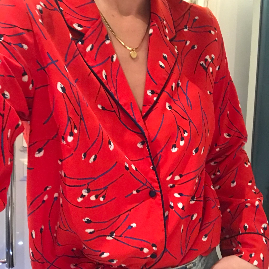 Klarröd skjorta med fina detaljer